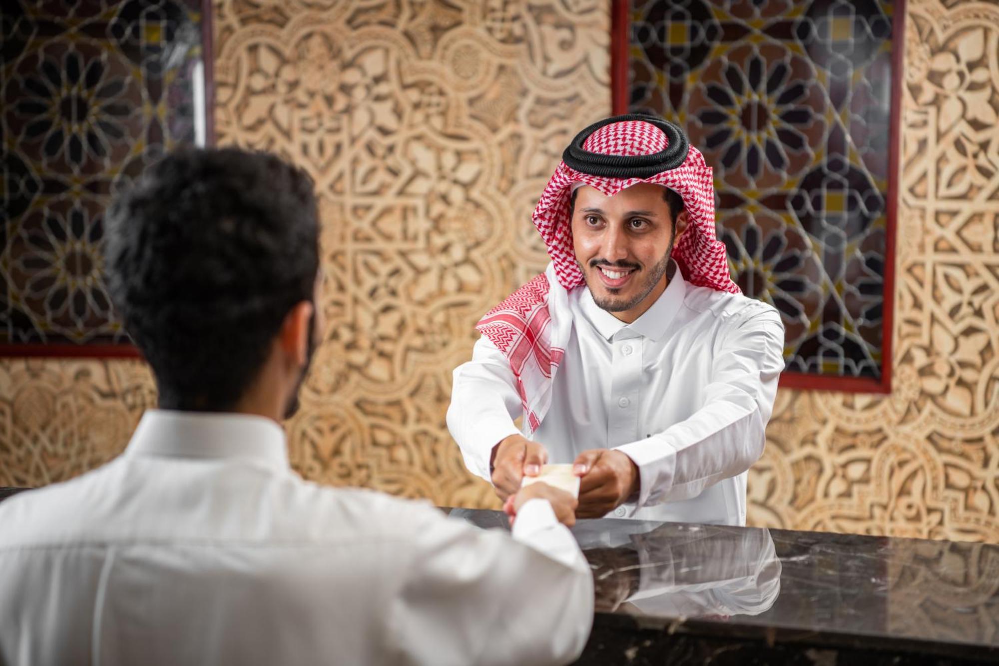 Hotel Al Shohada By Palm Rich Makkah Mekka Exteriér fotografie Arab men greeting each other