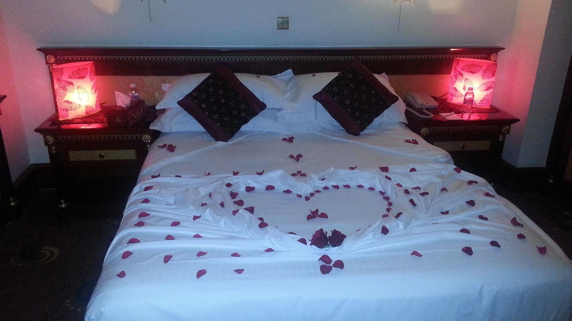 Hotel Al Shohada By Palm Rich Makkah Mekka Exteriér fotografie A bed with rose petals